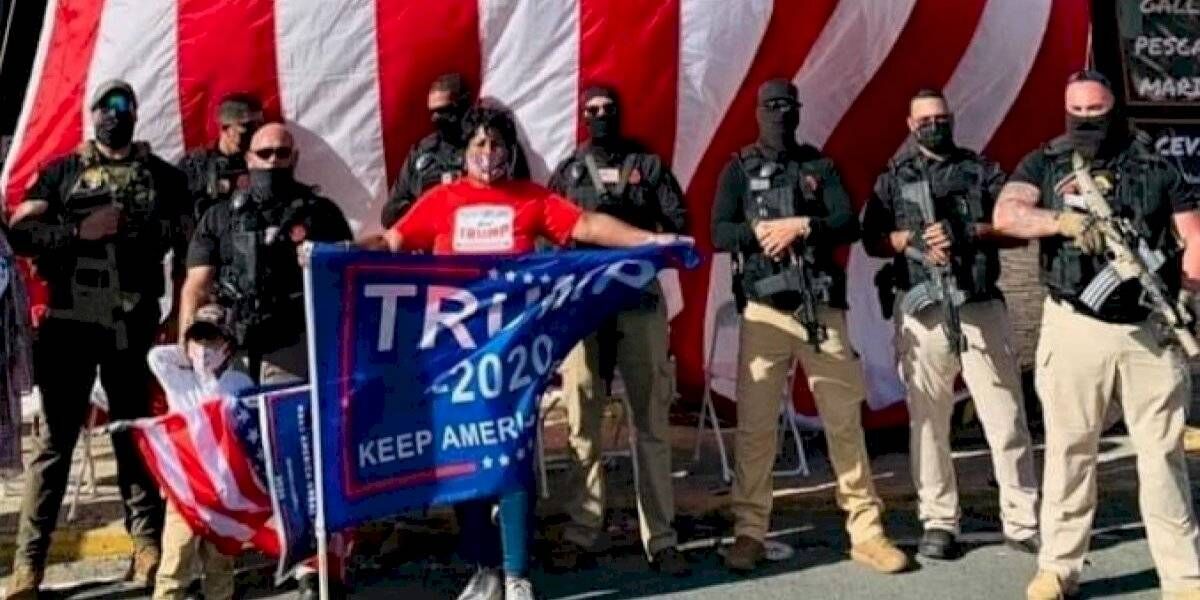 Nayda Venegas Brown - senadora PNP - posa en foto en actividad a favor de Trump con hombres cargando armas largas - Foto via Twitter - octubre 19 2020
